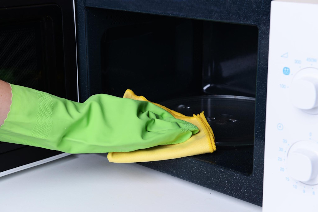cleaning burnt microwave with baking soda paste — stubborn stains
